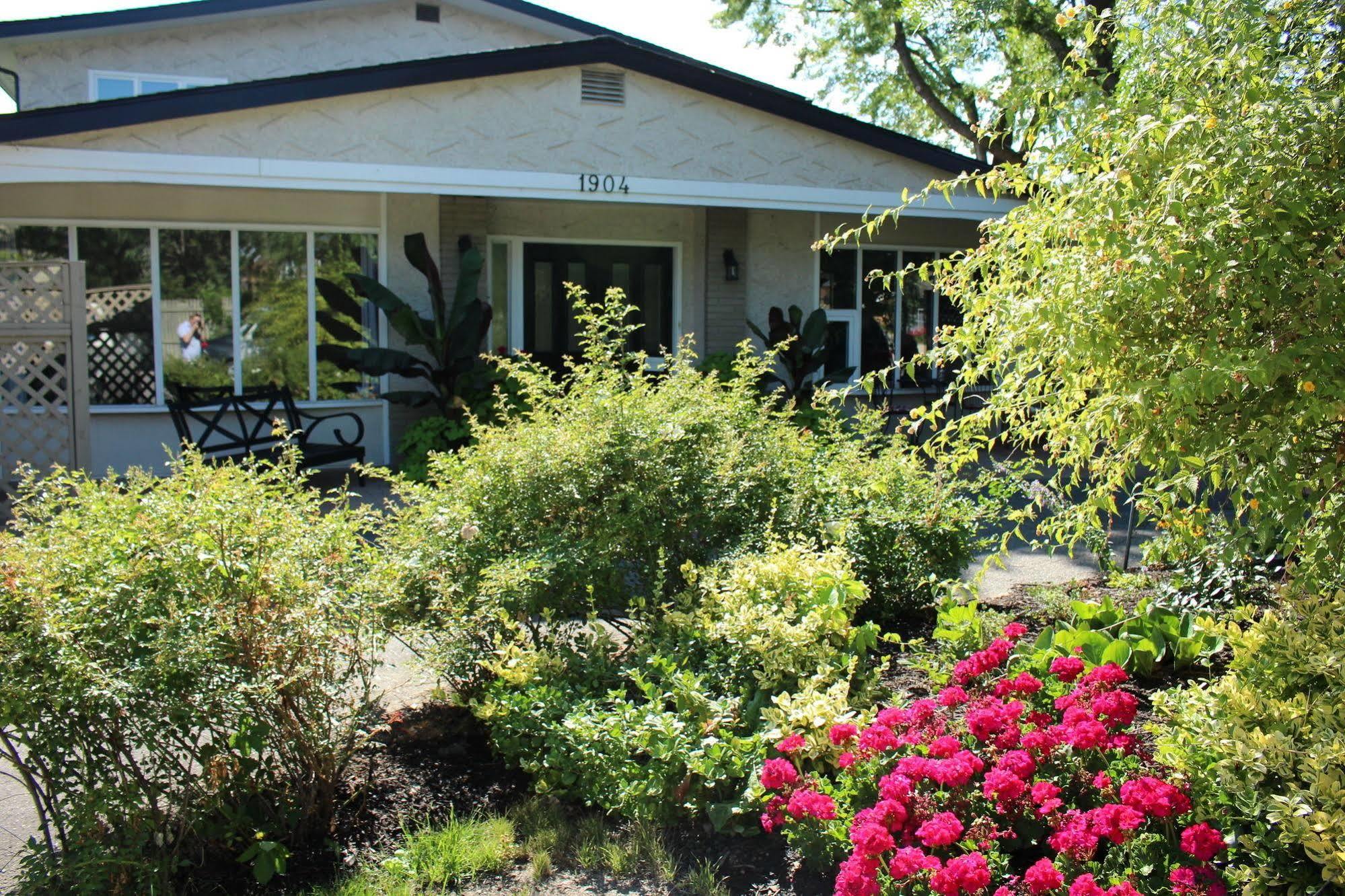 At The Beach Bed And Breakfast Kelowna Exterior foto